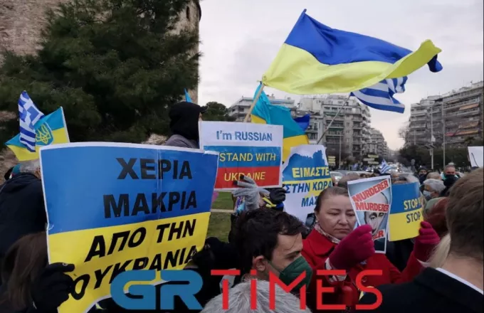 Αλυσίδα ειρήνης για την Ουκρανία γύρω από τον Λευκό Πύργο (Φωτογραφίες - Βίντεο)
