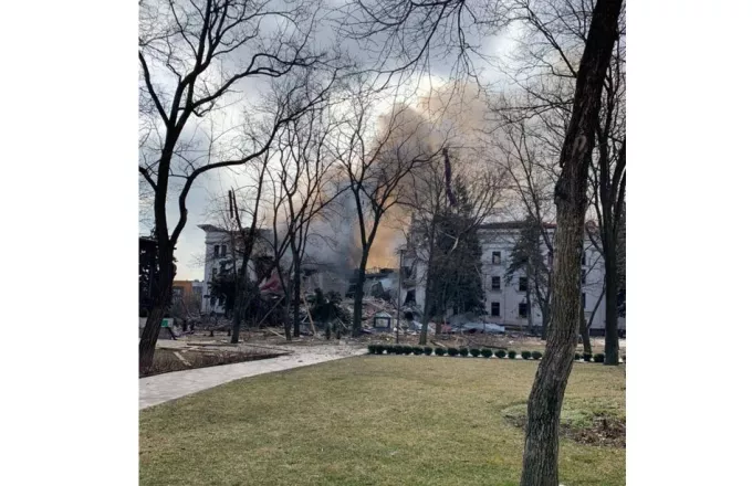 Ρωσικές δυνάμεις βομβάρδισαν ένα θέατρο που στέγαζε αμάχους στην Μαριούπολη