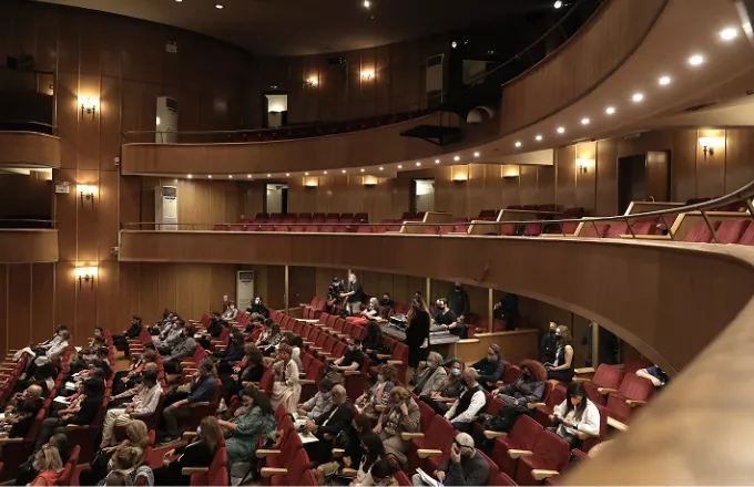 «Ρεμπέτισσες του Ντουνιά»: Μια περφόρμανς του Μ.Χατζηπροκοπίου στο θέατρο Ολύμπια