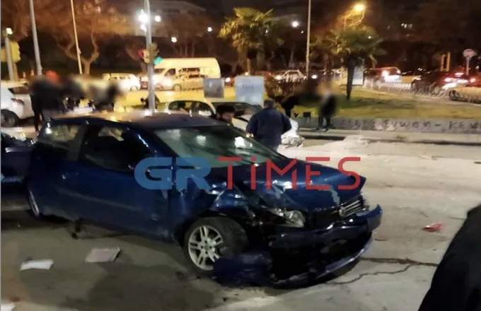 Θεσσαλονίκη: Τρελή πορεία λεωφορείου παρέσυρε οχήματα-Δύο τραυματίες