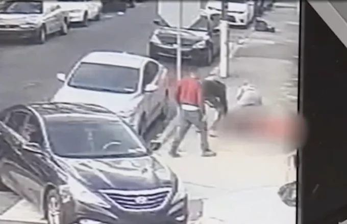 Σοκ στις ΗΠΑ: Ψυχορραγούσε στον δρόμο και κλέφτες του άδειαζαν τις τσέπες- Δείτε βίντεο