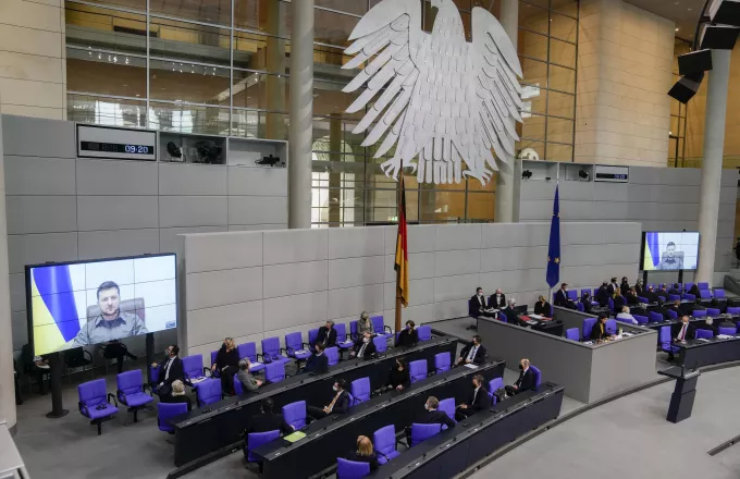Ζελένσκι στη γερμανική Βουλή: Γκρεμίστε το νέο ρωσικό «τείχος» στην Ευρώπη