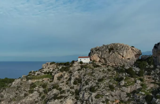 Άγιος Νικόλαος Ηραίου: Το ξωκλήσι κοντά στην Αττική με την εκπληκτική θέα