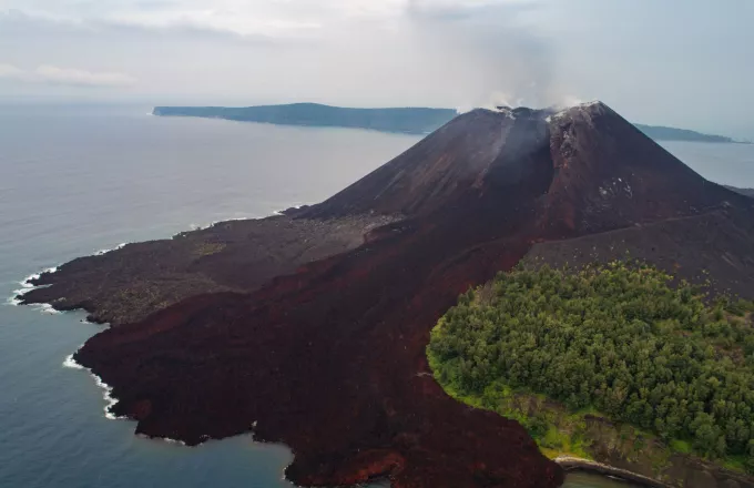 Ινδονησία: Εξερράγη το ηφαίστειο Ανάκ Κρακατόα, προκαλώντας τεράστιο σύννεφο τέφρας-Δείτε φώτο