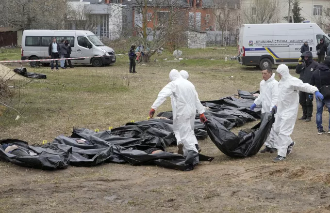 Ουκρανοί ιατροδικαστές ξεκινούν την εκταφή νεκρών από ομαδικό τάφο στην Μπούκα