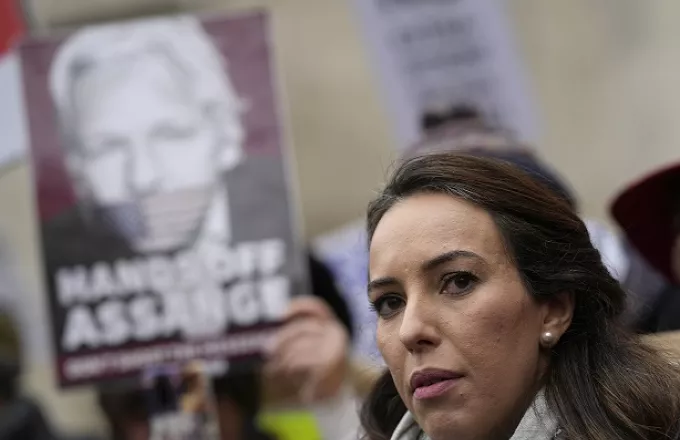 Υπόθεση Ασάνζ: Η σύζυγός του καλεί τη Βρετανία να μην προχωρήσει στην έκδοσή του στις ΗΠΑ