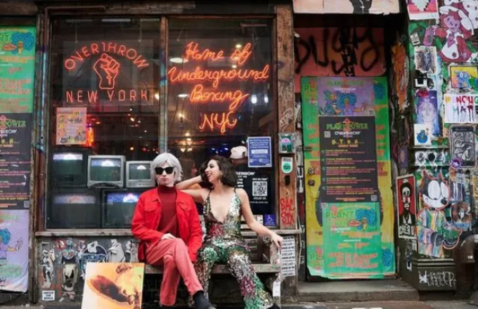 Chasing Andy Warhol: Θεατρική τουρνέ της ζωής του Άντι Γουόρχολ στους δρόμους της Νέας Υόρκης