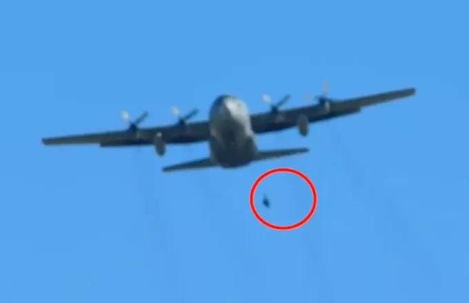 Θρίλερ για Έλληνα αλεξιπτωτιστή: Κρεμόταν επί 4 λεπτά  από C-130 – Δείτε βίντεο 