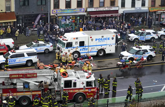Πυροβολισμοί με 16 τραυματίες στη Νέα Υόρκη: Άνδρας πέταξε καπνογόνο και μετά έβγαλε όπλο σε σταθμό του μετρό
