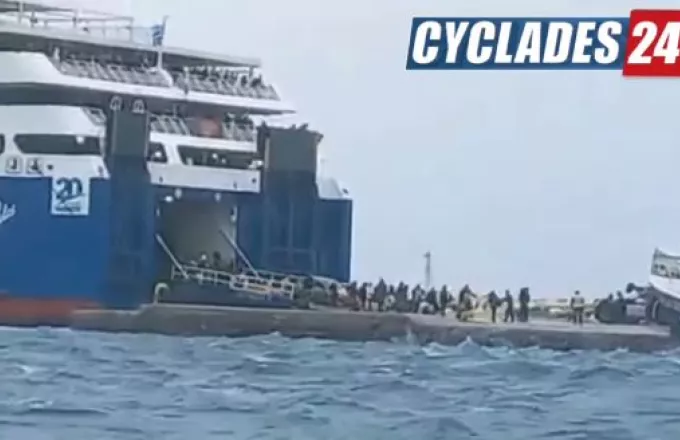 «Μάχη» για να δέσει στο λιμάνι της Νάξου το Blue Star Delos - Δείτε βίντεο