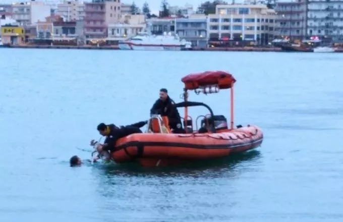 Νεαρή υπαξιωματικός έσωσε σκύλο που έπεσε στο λιμάνι της Χίου-Δείτε βίντεο