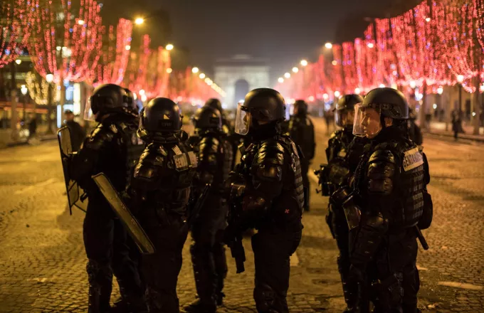 Γαλλία: Επεισόδια στο Παρίσι μετά την επανεκλογή Μακρόν-Χρήση δακρυγόνων από την αστυνομία