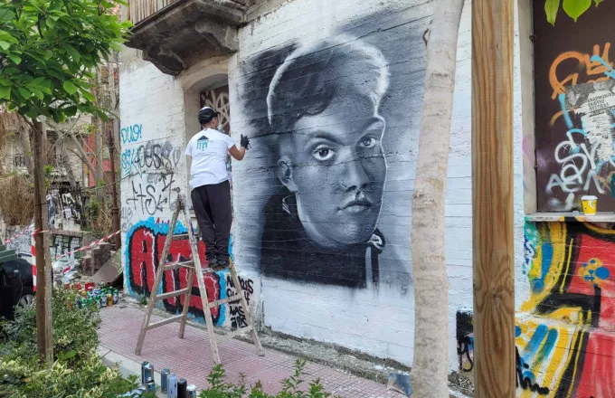Έκαναν γκράφιτι το πρόσωπο του άτυχου Νίκου που καταπλακώθηκε από τοίχο στη Λάρισα