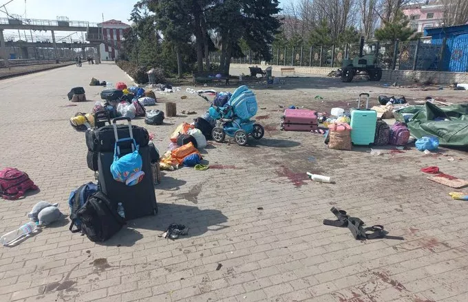 Ρωσικός βομβαρδισμός σε σιδηροδρομικό σταθμό στο Κραματόρσκ- Τουλάχιστον 39 νεκροί και 100 τραυματίες 