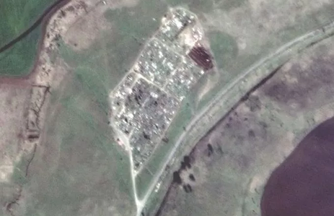 Νέο ομαδικό τάφο κοντά στη Μαριούπολη αποκαλύπτουν δορυφορικές εικόνες 