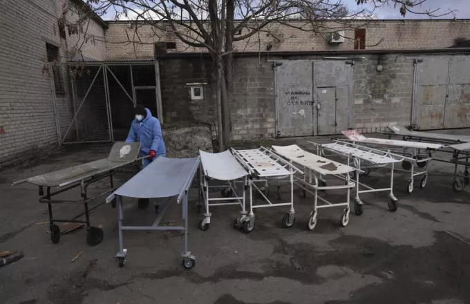 Φρίκη στην Ουκρανία: Θάβουν τους νεκρούς τους σε μαζικούς τάφους βορειοδυτικά του Κιέβου 