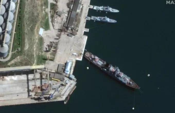 ΗΠΑ: Η ρωσική ναυαρχίδα συνεχίζει να φλέγεται - Φέρεται να κατευθύνεται στη Σεβαστούπολη