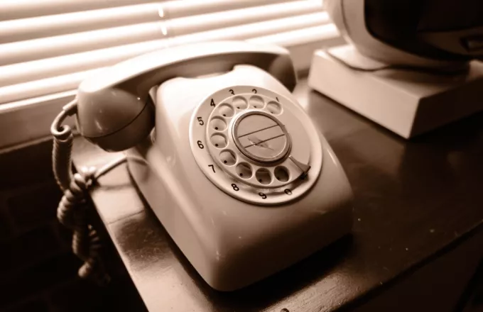 Blast from the past: Ποιοι και γιατί επιστρέφουν στο σταθερό τηλέφωνο με καλώδιο 