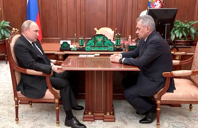 Νέα σενάρια για την υγεία του Πούτιν: Πρησμένος και ξαπλωμένος στην καρέκλα του, κρατούσε το τραπέζι-Βίντεο
