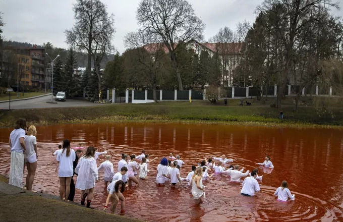 «Λίμνη αίματος»: Χρωμάτισαν κόκκινη τη λίμνη μπροστά από την ρωσική πρεσβεία στη Λιθουανία- Δείτε φωτογραφίες
