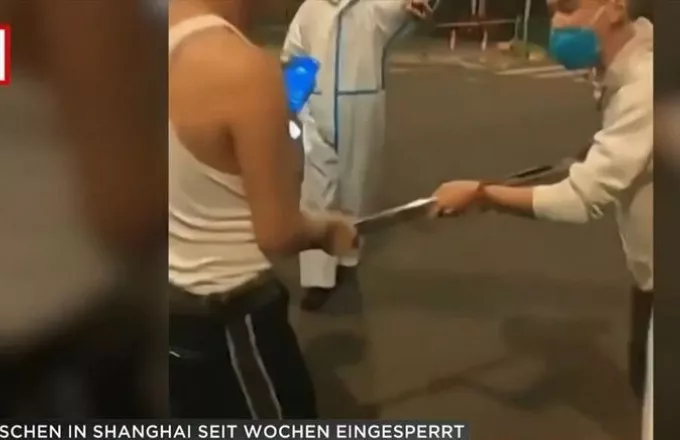 Σανγκάη: Με δαγκάνες αρπάζουν και χτυπούν πολίτες -Απομακρύνουν παιδιά που νοσούν από τις οικογένειές τους- Δείτε βίντεο