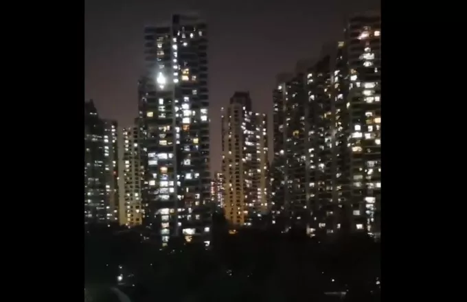 Tρελάθηκαν στην Σανγκάη από το λοκντάουν-Οι κάτοικοι ουρλιάζουν από τα παράθυρα-Δείτε βίντεο