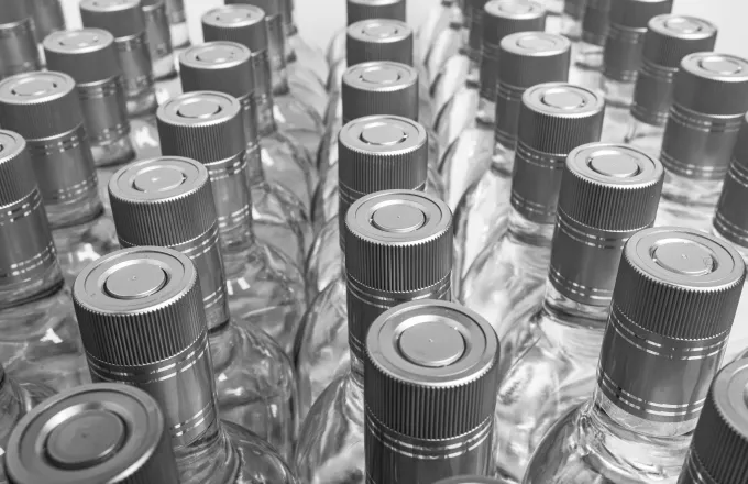 ΣΔΟΕ: Bρήκαν εργαστήριο παρασκευής και νοθείας αλκοολούχων ποτών – 2 συλλήψεις