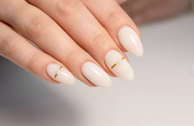Milky White Nails: Iδέες για να δοκιμάσεις το μεγαλύτερο trend στα νύχια αυτή την εποχή