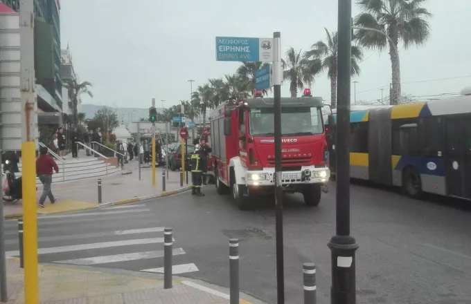Τροχαίο στο Νέο Φάληρο: Όχημα πέρασε με «κόκκινο»- Δείτε εικόνες
