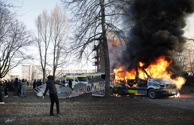 Σουηδία: 3 τραυματίες από σφαίρες σε συγκρούσεις αστυνομίας και διαδηλωτών κατά ακροδεξιάς οργάνωσης