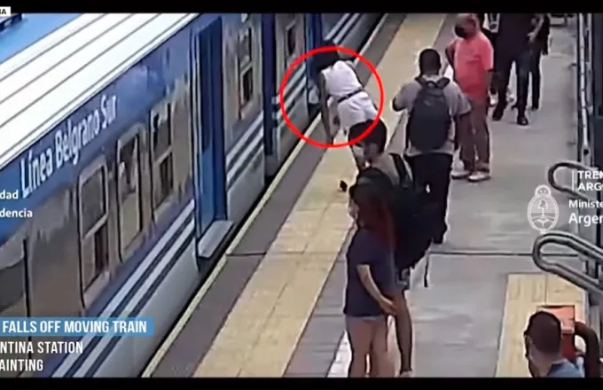 Βίντεο- σοκ: Η στιγμή που μια γυναίκα πέφτει στις ράγες διερχόμενου τρένου