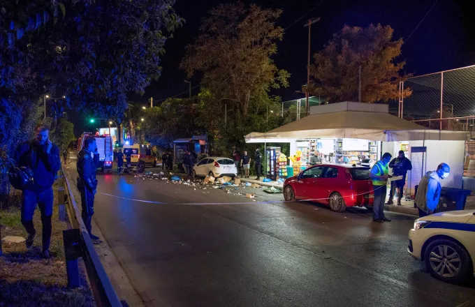 Nίκαια: Αδιανόητο τροχαίο με έναν νεκρό- Αυτοκίνητο «ουρανοκατέβατο» πάνω σε οδηγό στην Πέτρου Ράλλη