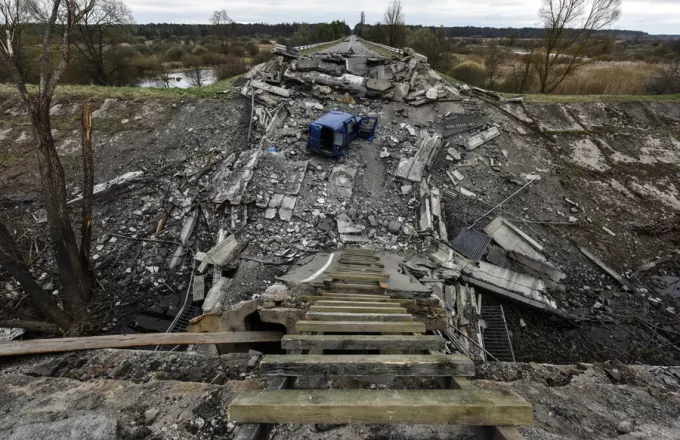 Οι καταστροφές σε κτίρια και υποδομές στην Ουκρανία υπολογίζονται σε περίπου 60 δισ. δολάρια, εκτιμά η Παγκόσμια Τράπεζα