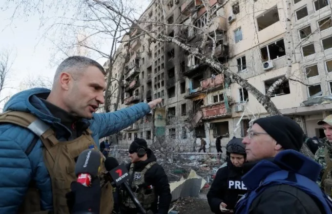 Κίεβο: Μνημείο για τη ρωσοουκρανική φιλία καταστρέφεται με εντολή του δημάρχου Βιτάλι Κλίτσκο