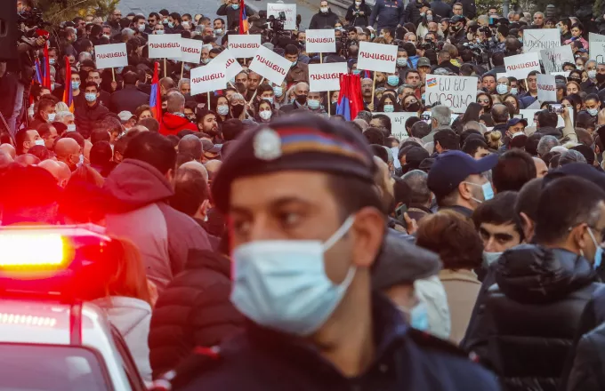Αρμενία: Χιλιάδες διαδηλωτές ζήτησαν την παραίτηση του Πασανιάν - Έκλεισαν τις εισόδους σε κυβερνητικά κτίρια