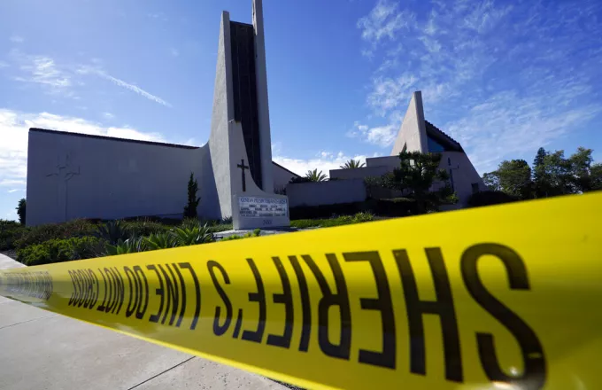 Καλιφόρνια: Αφόπλισαν κι αιχμαλώτισαν ένοπλο που σκότωσε έναν και τραυμάτισε άλλους 5 ανθρώπους σε εκκλησία 