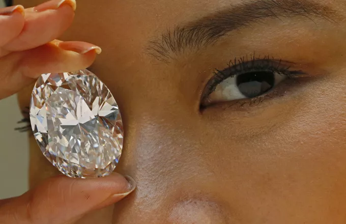 Στο… σφυρί ο «Βράχος»- Δείτε το εντυπωσιακό μεγαλύτερο λευκό διαμάντι που έχει δημοπρατηθεί ποτέ 