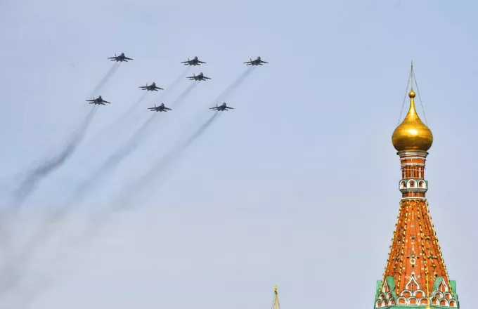 Παρέλαση με αεροσκάφη σε σχηματισμό «Ζ» στην Κόκκινη Πλατεία - Να πάρουμε σοβαρά τις απειλές Πούτιν προειδοποιεί η Γερμανία