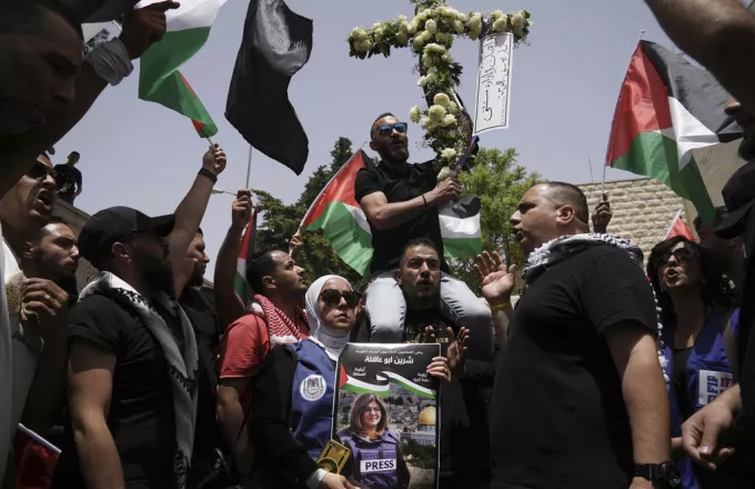 Ισραήλ: Άγριες συγκρούσεις στην κηδεία της Παλαιστίνιας δημοσιογράφου - Νεκρός στρατιώτης και πολλοί τραυματίες (βίντεο και εικόνες)