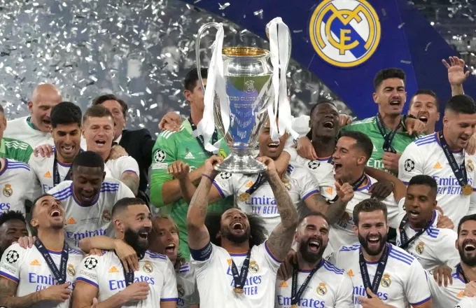 Η απονομή του Champions League στη Ρεάλ Μαδρίτης και ο γύρος του θριάμβου από τον Μαρσέλο - Δείτε βίντεο