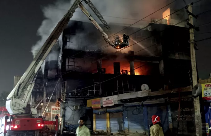 Ινδία: Τουλάχιστον 27 νεκροί και 40 τραυματίες από πυρκαγιά σε τετραώροφο κτίριο στο Νέο Δελχί	