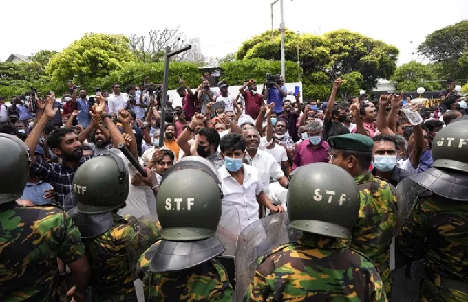 Χάος στη Σρι Λάνκα λόγω οικονομικής κρίσης: Παραιτήθηκε ο πρωθυπουργός - 78 τραυματίες από συγκρούσεις
