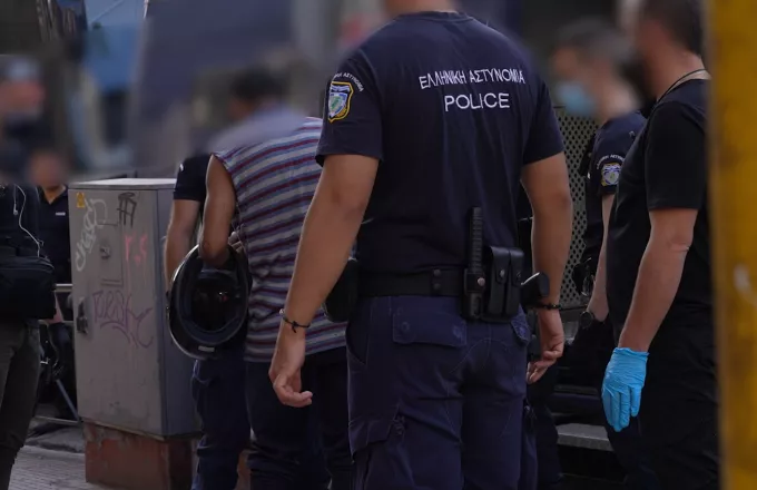 Δεκάδες προσαγωγές από τις αστυνομικές επιχειρήσεις σε Αθήνα και Θεσσαλονίκη- Δείτε εικόνες