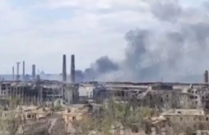 Οι Ρώσοι σφυροκοπούν ξανά τη χαλυβουργία Αζοφστάλ - Ισχυρές εκρήξεις και μάχες (βίντεο)