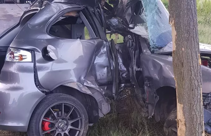Σοκαριστικό τροχαίο στην Πτολεμαΐδα: Αυτοκίνητο καρφώθηκε σε δέντρο– Σε σοβαρή κατάσταση ο οδηγός 