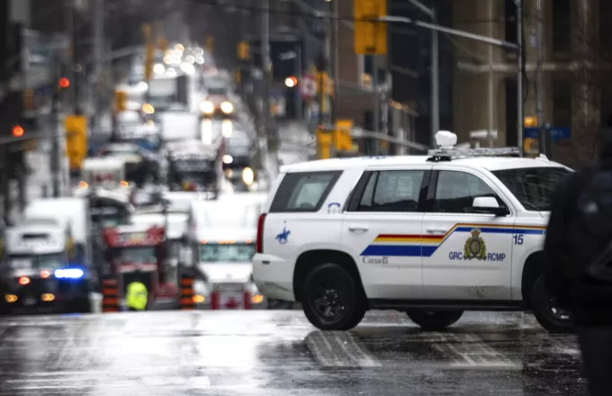 Τρόμος στον Καναδά: Αστυνομικοί πυροβόλησαν νεαρό που περπατούσε σε δρόμο κρατώντας καραμπίνα