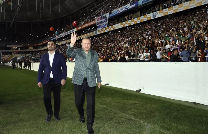 Εμφάνιση «ροκ σταρ» του Ερντογάν σε γήπεδο στα Άδανα -Δείτε φωτο και βίντεο