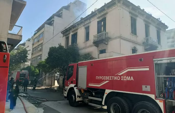 Φωτιά σε κτίριο στην Αθήνα - Απεγκλωβίστηκαν 2 άτομα (βίντεο-φωτογραφίες)