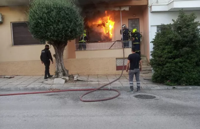 Φωτιά σε σπίτι στην Ηλιούπολη: Ένας άνθρωπος βρέθηκε απανθρακωμένος- Δείτε φωτό και βίντεο