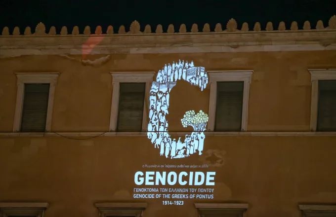 Γενοκτονία των Ποντίων: Η Βουλή φωταγώγησε την πρόσοψή της με το επετειακό σύμβολο G- Δείτε εικόνες